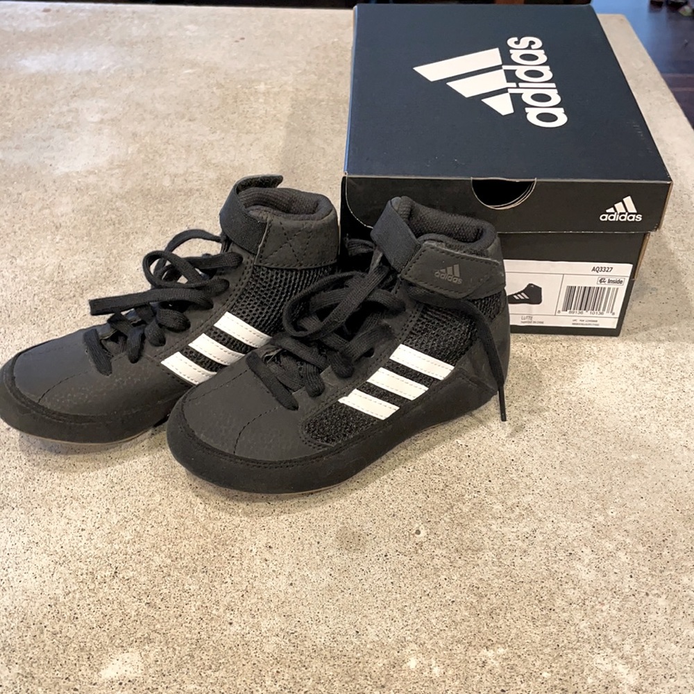 Adidas youth wrestling shoes size 11k. Only worn once.
